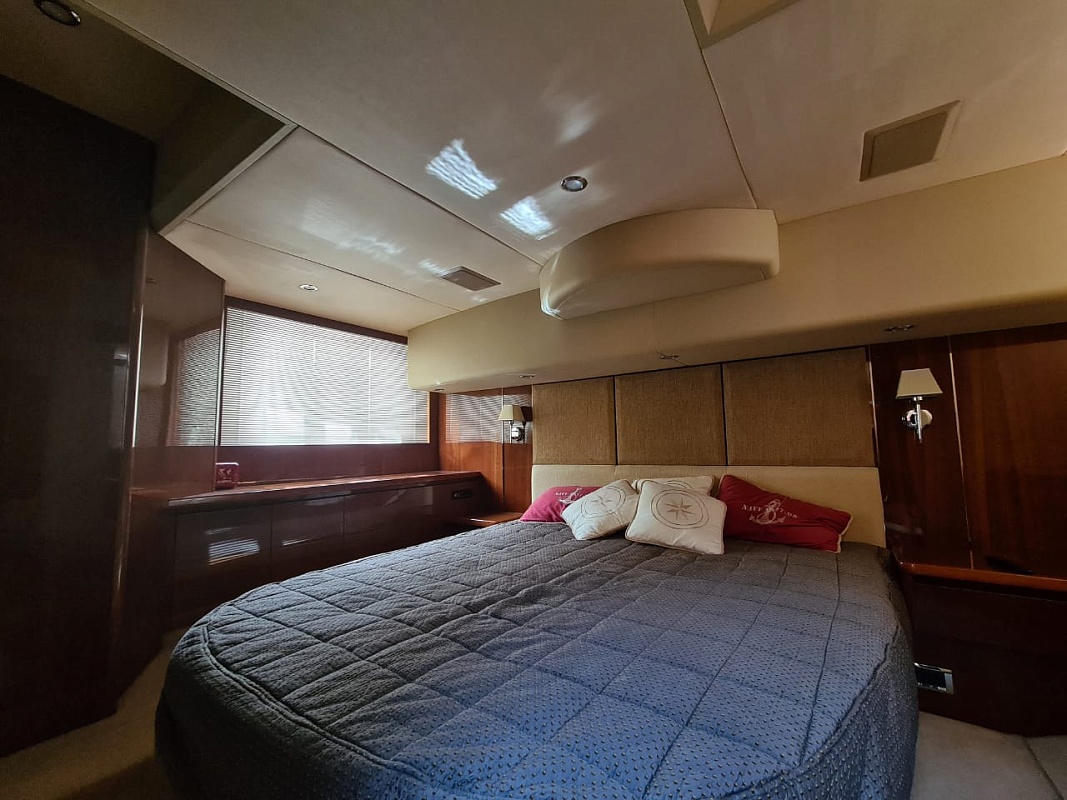 Аренда яхты PRINCESS 58 в Сочи - VIP каюта